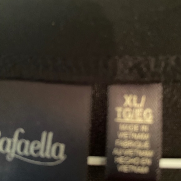 Rafaella, XL, has handkerchief hem, lace edging on the sleeves - Picture 4 of 4